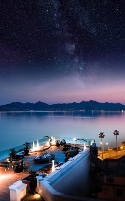 France, Alpes Maritimes (06), Cannes, hôtel Radisson Blu, terrasse sur le toit, en arrière plan le massif de l'Estérel