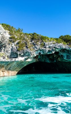 traumhafte grotte auf den exuma inseln, bahamas