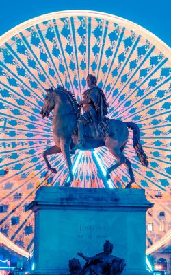 place bellecour, famous statue of king louis xiv by night