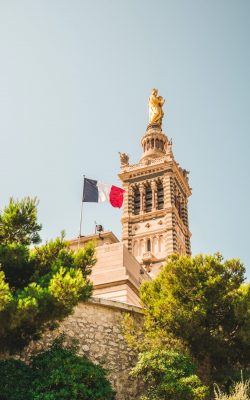 marseille statue flag