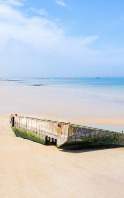 détail du port artificiel sur la plage à arromanches les bains