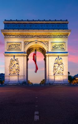 arc de triomphe de paris at night in paris, france.